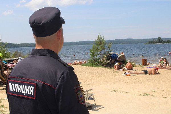 В Чебаркуле полицейские напомнили отдыхающим о соблюдении мер безопасности у воды