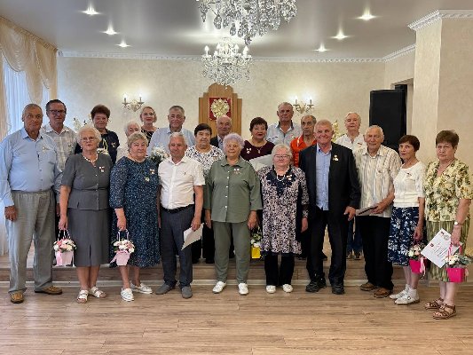 В городском ЗАГСе прозвучал гимн семье: золотые юбиляры получили заслуженные награды